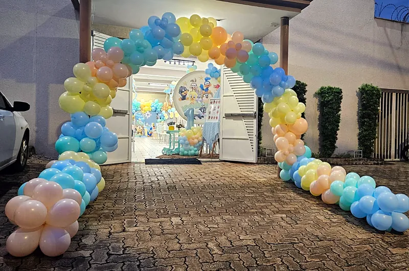 Entrada do salão Sonho Mágico decorada com arco de balões em tons pastel