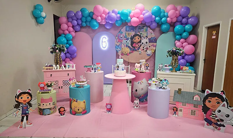 Decoração tema Gabby com balões rosa, lilás e azul