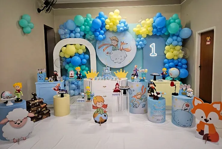 Decoração tema O Pequeno Príncipe com balões azuis e amarelos